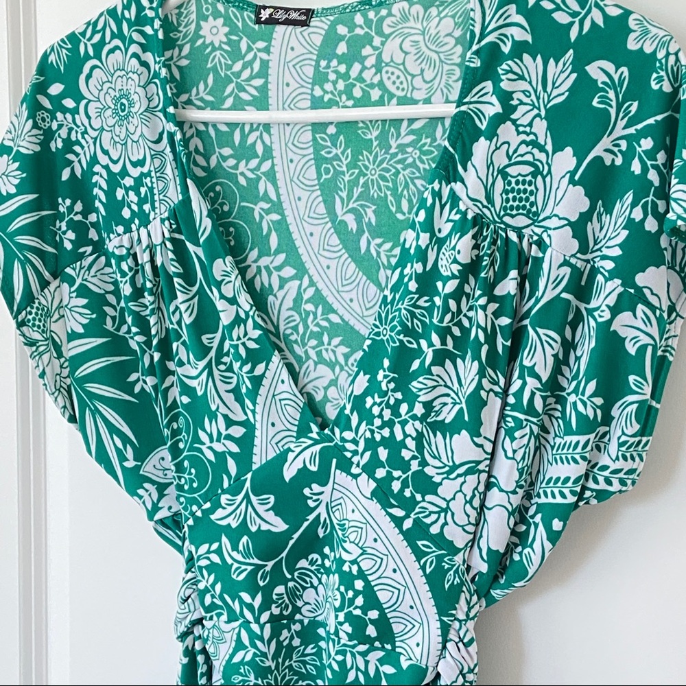 2/$20 Green blouse floral deep v neck top with attached waist tie Size S